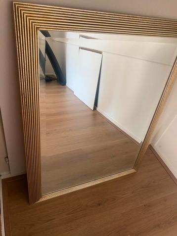 Grote Spiegel met Goudkleurige Lijst beschikbaar voor biedingen