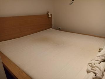 Ikea bedframe tweepersoons en koudschuim matras - afbeelding 1