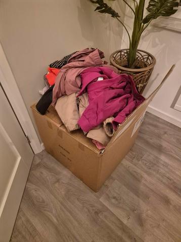 Mega Kledingdoos Maat 122/128 beschikbaar voor biedingen
