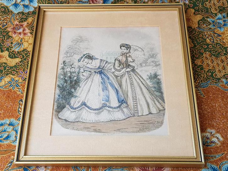 Mooie antieke ingelijste modegravure uit Frankrijk 34,3 cm., Antiek en Kunst, Kunst | Etsen en Gravures, Ophalen of Verzenden