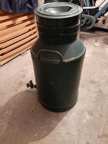 Mooie groene oude melkbus met raantje beschikbaar voor biedingen