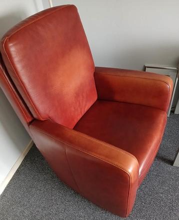kleine lederen fauteuil beschikbaar voor biedingen