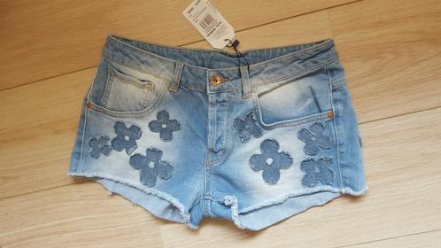 Rinascimento korte broek - short - bloemen - NIEUW - S/M, Kleding | Dames, Spijkerbroeken en Jeans, Nieuw, W28 - W29 (confectie 36)