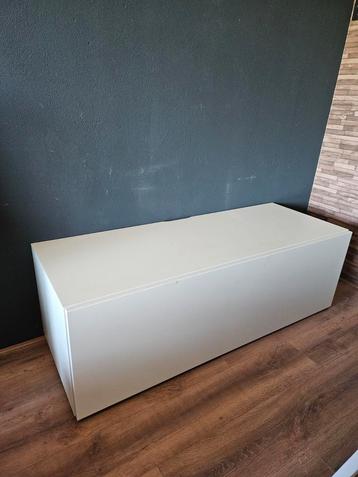 Gratis tv kast, kleine beschadiging 