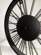 Grote wandklok. Ø38 cm Zwart metaal met glas, Ophalen of Verzenden, Gebruikt, Analoog, Wandklok