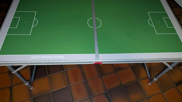 Voetbal tafeltje, Kinderen en Baby's, Kinderkamer | Tafels en Stoelen, Tafel(s) en Stoel(en), Ophalen