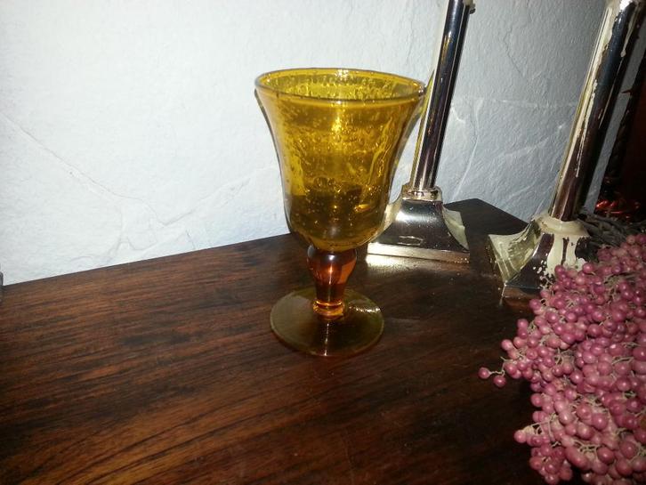 Handgeblazen glas op voet okergeel, Verzamelen, Glas en Borrelglaasjes, Zo goed als nieuw, Overige typen, Ophalen of Verzenden