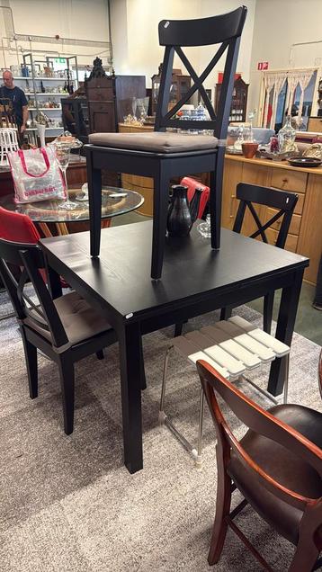 Eettafel 4 personen beschikbaar voor biedingen