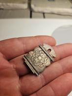 Bodemvondst zilveren boekbeslag, Antiek en Kunst, Ophalen of Verzenden