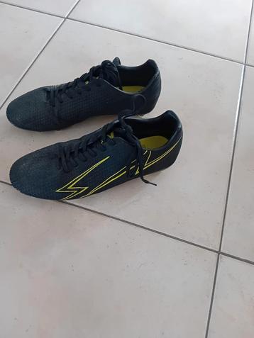 Voetbalschoenen merk dutchy  kleur zwart maat 40 .  beschikbaar voor biedingen