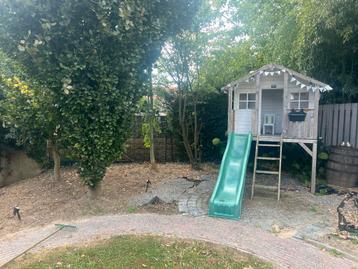 Houten speelhuisje met veranda en glijbaan beschikbaar voor biedingen