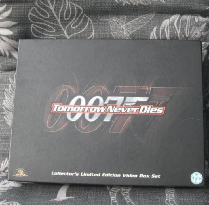 Video Box Set 007. { James Bond }, Verzamelen, Film en Tv, Zo goed als nieuw, Film, Overige typen, Ophalen of Verzenden