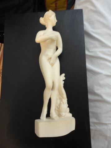 MOOI VINTAGE BEELD VAN VROUW MET DOLFIJN//VENUS EROS 38 CM beschikbaar voor biedingen