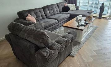 Ribbank en loveseat te koop beschikbaar voor biedingen