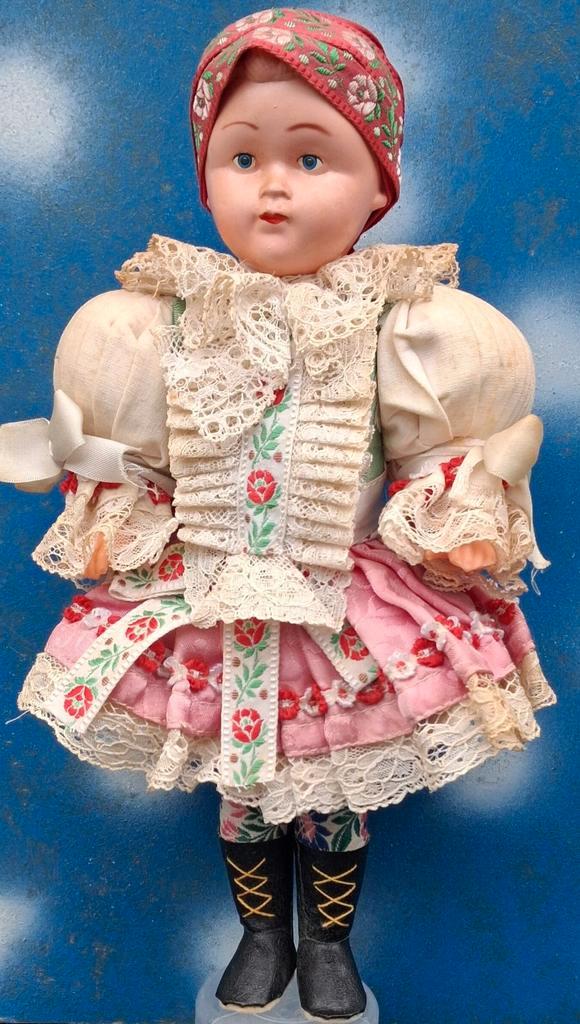 Klederdracht pop. Oost-Europa. Vintage. 30 cm., Verzamelen, Poppen, Gebruikt, Pop, Ophalen