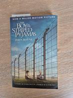 JOHN BOYNE - THE BOY IN THE STRIPED PYJAMAS FILM TIE, Boeken, Ophalen of Verzenden, JOHN BOYNE