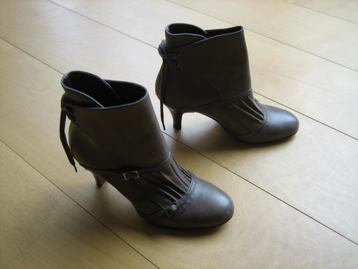 Charmante taupe leren enkellaarsjes ESSENTIEL 36 Snazzeys beschikbaar voor biedingen