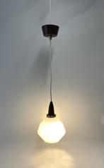 hanglamp met teakhout lamphouder en plafondkap jaren '60, Gebruikt, Glas, Scandinavisch, Ophalen of Verzenden