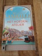 Marie Lamballe - Het Hoedenatelier., Boeken, Romans, Ophalen of Verzenden, Gelezen, Nederland