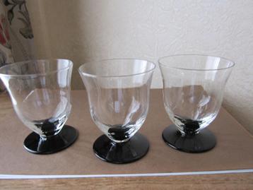 Drie art deco aperitief glazen - zwarte hyalietvoet klokvorm beschikbaar voor biedingen
