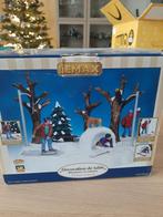 Lemax suprise attack kerstdorp miniatuur, Diversen, Kerst, Ophalen of Verzenden, Zo goed als nieuw