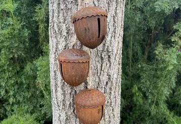 Roestige metalen decoratie. Eikels beschikbaar voor biedingen
