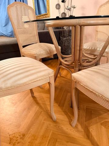 Eettafel met 5 stoelen beschikbaar voor biedingen