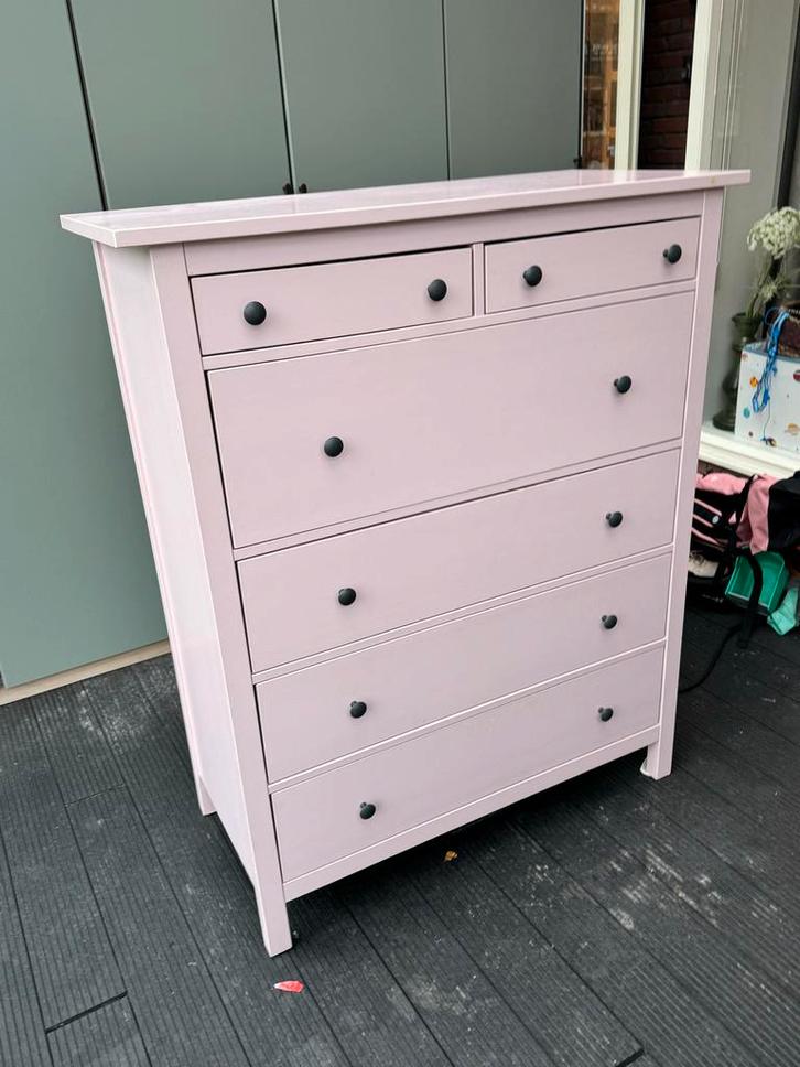 Roze Hemnes ladekast met 6 lades, Huis en Inrichting, Kasten | Ladekasten, Zo goed als nieuw, 100 tot 150 cm, 25 tot 50 cm, Grenenhout
