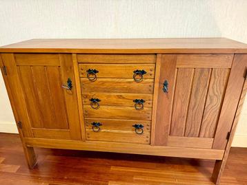 Mooie massief houten kast met laden en opbergruimte beschikbaar voor biedingen