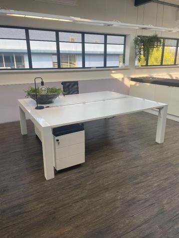 Mooi wit bureau, MI serie, modern en strak beschikbaar voor biedingen