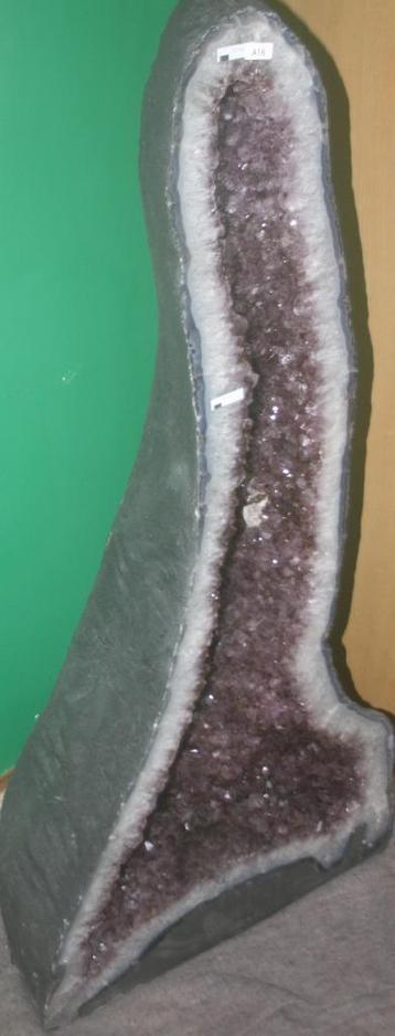 157 Kg!! Donkere AMETHYST kathedraal Geode. 128x59x31Cm beschikbaar voor biedingen