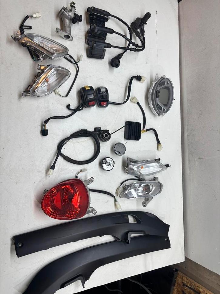 Veel onderdelen Sym Fiddle 4 2022 brom 9K, Fietsen en Brommers, Brommeronderdelen | Scooters, Zo goed als nieuw, SYM, Blok, Ophalen of Verzenden