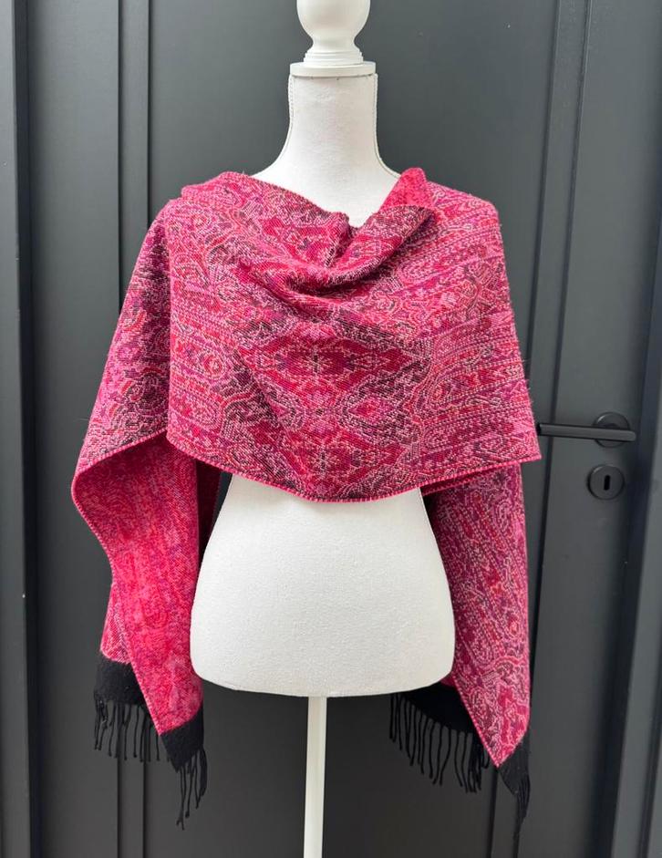 ZGAN! Fuchsia roze geweven grote sjaal, Kleding | Dames, Mutsen, Sjaals en Handschoenen, Zo goed als nieuw, Sjaal, Maat 46/48 (XL) of groter
