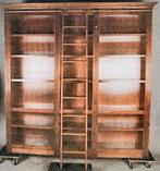 Mahoniehouten boekenkast met ladder, Huis en Inrichting, Kasten | Vitrinekasten, Met plank(en), 200 cm of meer, Zo goed als nieuw
