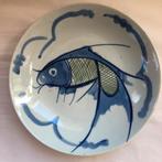 Prachtige Chinese Schotel, gedecoreerd met de bekende vis., Ophalen