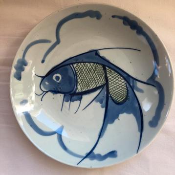 Prachtige Chinese Schotel, gedecoreerd met de bekende vis. beschikbaar voor biedingen