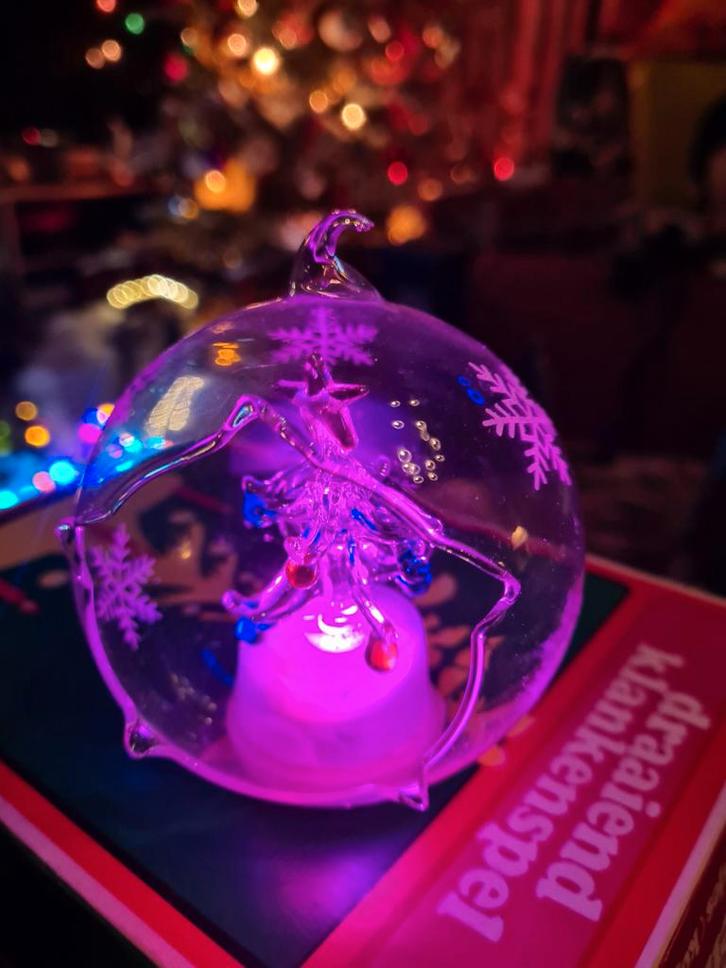 Glazen kerstbal met kerstboom, Diversen, Kerst, Zo goed als nieuw, Ophalen of Verzenden