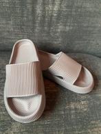 Grijze Slippers - Comfortabel en Stijlvol!, Kleding | Dames, Schoenen, Ophalen of Verzenden, Nieuw, Grijs, Slippers