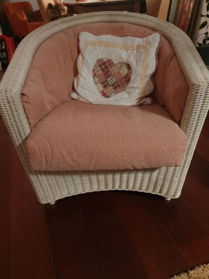 Cremekleurige rieten stoel met roze bekleding, Huis en Inrichting, Fauteuils, Gebruikt, Riet of Rotan, Stof, 50 tot 75 cm, 75 tot 100 cm