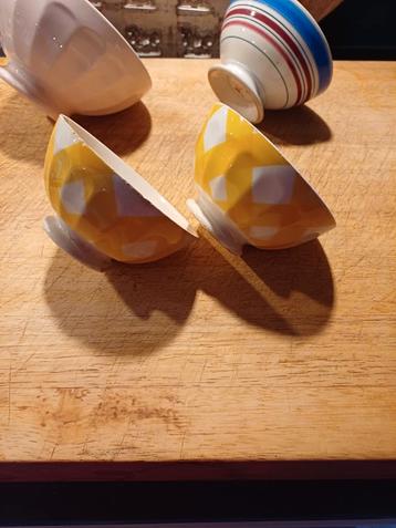 Set 2 brocante decoratieve Franse spoelkommen geel geblokt beschikbaar voor biedingen