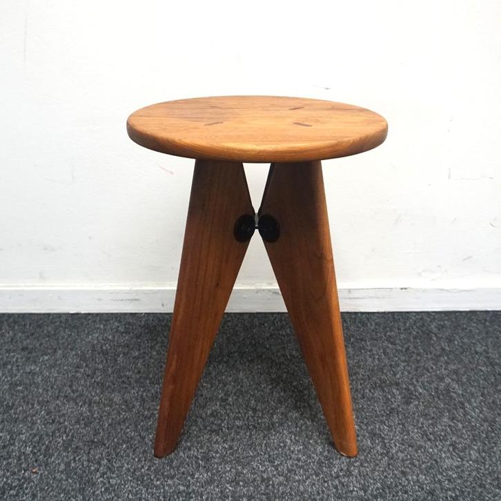 Vitra Jean Prouve Tabouret Bois Donker Eiken showroom model, Huis en Inrichting, Tafels | Bijzettafels, Zo goed als nieuw, Rond