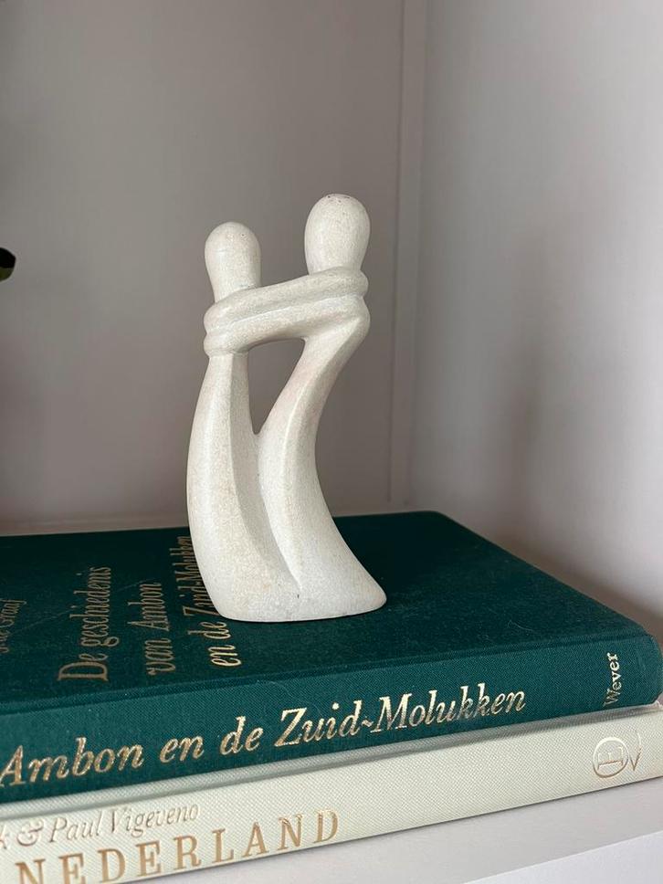 Beeld “Omhelzing”  van speksteen, Antiek en Kunst, Kunst | Beelden en Houtsnijwerken, Ophalen of Verzenden