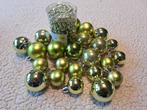 Groene kerstballen met slinger, Ophalen