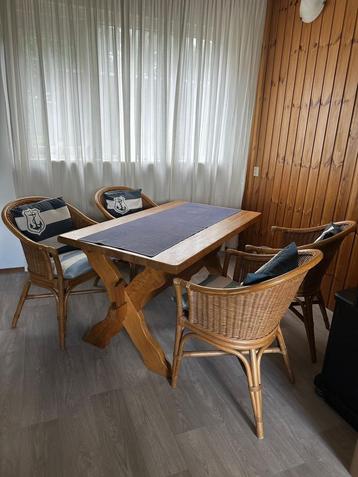 Houten eettafel met 4 stoelen beschikbaar voor biedingen