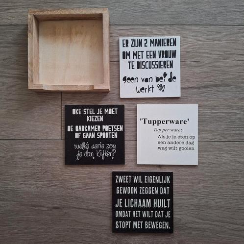 4 zwart/witte onderzetters met grappige teksten in houder, Huis en Inrichting, Woonaccessoires | Tekstborden en Spreuken, Zo goed als nieuw