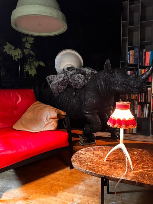 unieke levensgrote NEUSHOORN tafel vitrine design element, Huis en Inrichting, Tafels | Sidetables, 25 tot 50 cm, Rechthoekig
