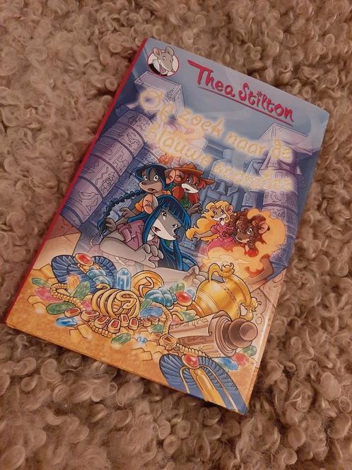 Thea Stilton - Op zoek naar de blauwe scarabee, Boeken, Kinderboeken | Jeugd | onder 10 jaar, Zo goed als nieuw, Fictie algemeen