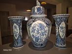 Delfts Blauw Vaas met Deksel en Twee Vazen, Antiek en Kunst, Ophalen of Verzenden