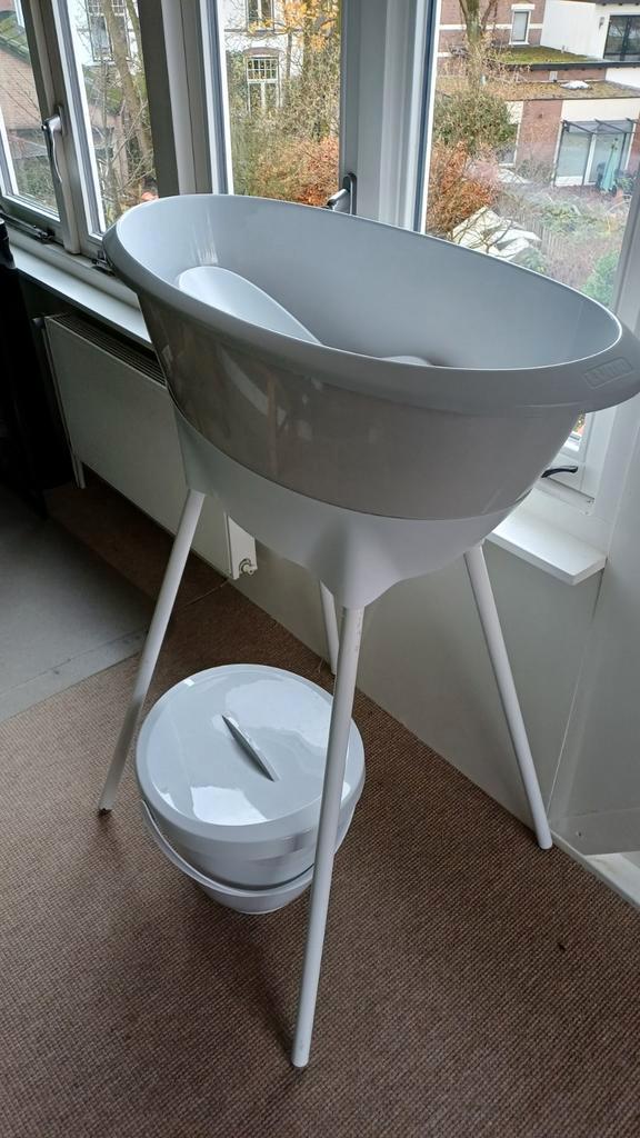 Baby badje op poten met zitje en luieremmer, Kinderen en Baby's, Badjes en Verzorging, Gebruikt, Badje, Overige merken, Standaard