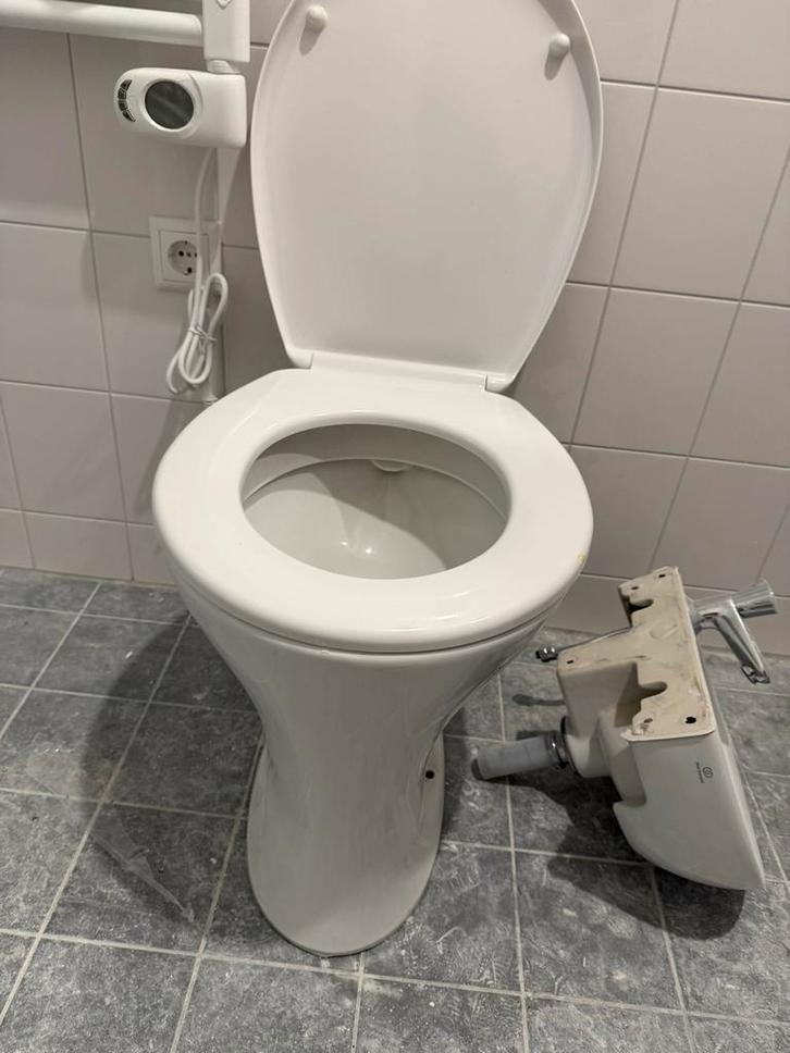 Nieuw toilet laaghangend reservoir wastafel/fontein Geberit), Doe-het-zelf en Verbouw, Sanitair, Gebruikt, Toilet, Steen, Ophalen